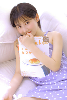 中年大妈和小伙看戏视频